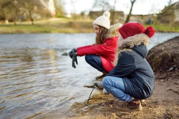 Seitenansicht Der Schwestern Vor Dem Fluss — Stockfoto