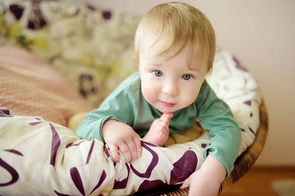 Förtjusande Liten Pojke Sitter Stol Vid Fönstret Solig Dag — Stockfoto