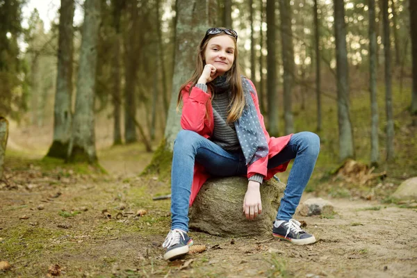 Linda Chica Joven Que Divierte Durante Caminata Por Bosque Hermoso — Foto de Stock