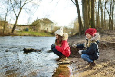 Nehir kenarında oynayan kızlar