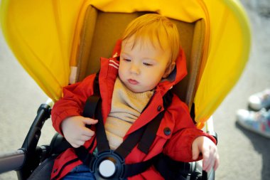 Erkek bebeğin portresini kapat.