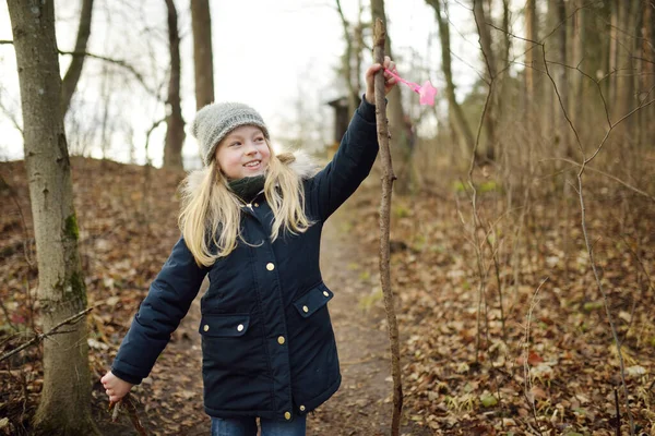 Cute Młoda Dziewczyna Zabawy Podczas Wędrówki Lesie Piękny Zimowy Dzień — Zdjęcie stockowe