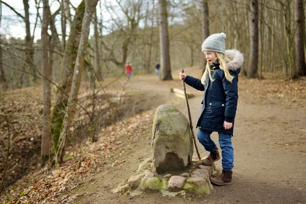 Roztomilá Mladá Dívka Baví Během Lesní Cestu Krásný Zimní Den — Stock fotografie