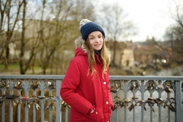 Rozkošná Mladá Dívka Baví Krásný Zimní Den Městě Roztomilé Dítě — Stock fotografie