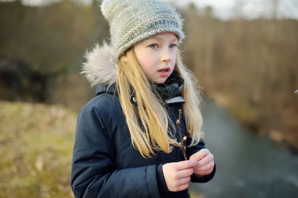 Carino Ragazza Diverte Durante Escursione Nella Foresta Nella Bella Giornata — Foto Stock