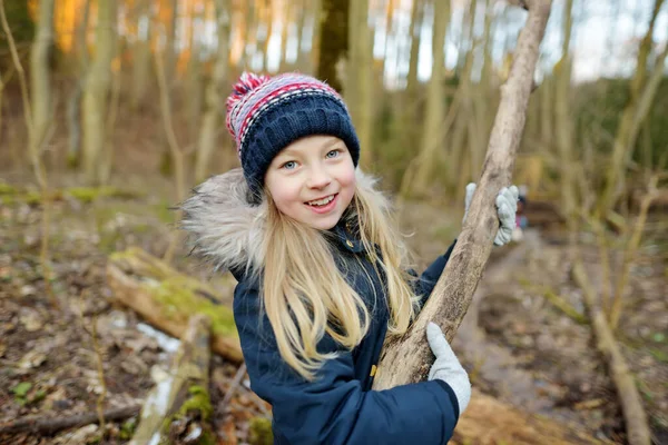 Cute Młoda Dziewczyna Zabawy Podczas Wędrówki Lesie Piękny Zimowy Dzień — Zdjęcie stockowe