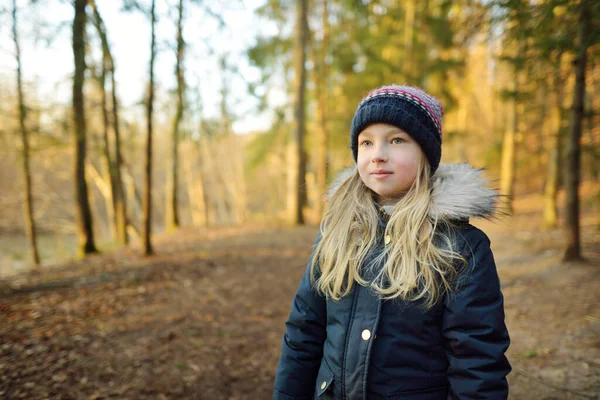 Nettes Junges Mädchen Das Bei Einer Waldwanderung Einem Schönen Wintertag — Stockfoto