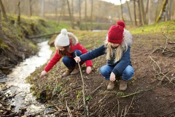 Ragazze Che Giocano Vicino Fiume — Foto Stock