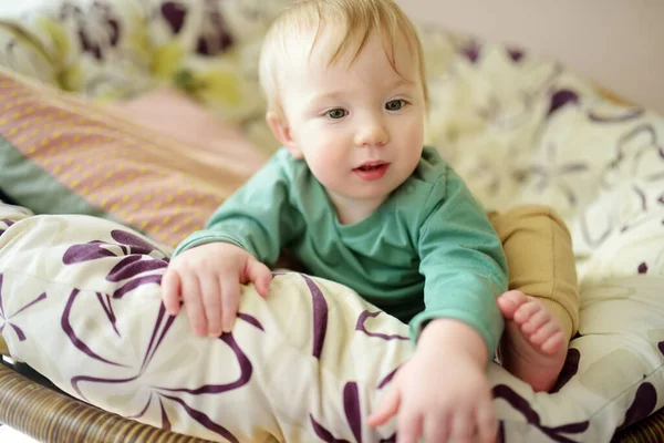 Adorable Bébé Garçon Assis Sur Une Chaise Près Fenêtre Jour — Photo