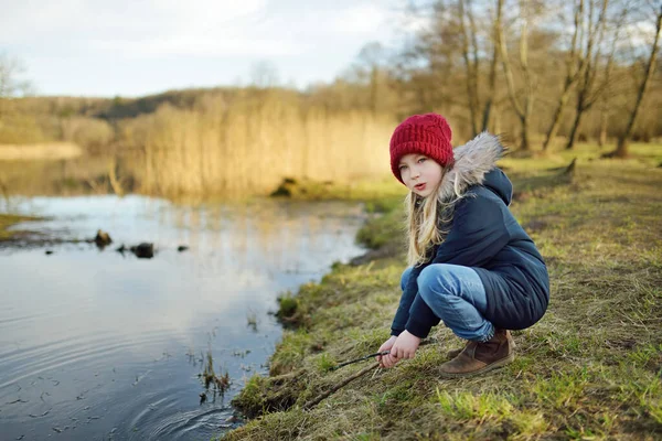 Cute Młoda Dziewczyna Zabawy Nad Rzeką Ciepły Wiosenny Dzień Dziecko — Zdjęcie stockowe