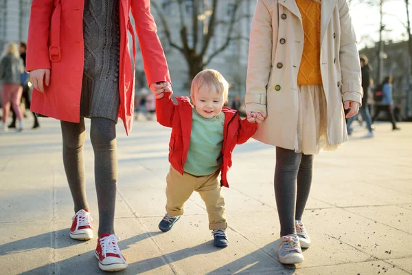 Beskärda Skott Äldre Systrar Att Kul Med Bror Gatan — Stockfoto