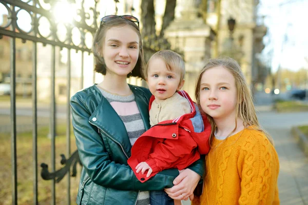 Plan Rapproché Frère Avec Des Sœurs Aînées Dans Rue — Photo