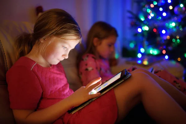 Zijaanzicht Van Meisjes Die Thuis Digitale Tablets Spelen — Stockfoto