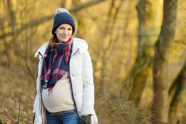Genç Hamile Bir Kadın Kalın Bir Ceket Bere Giyiyor Annemin — Stok fotoğraf