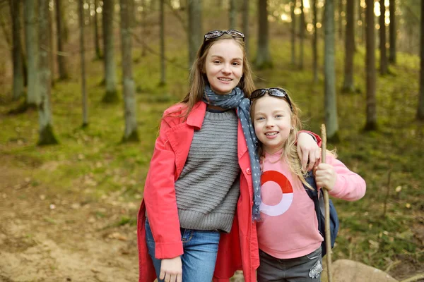 Portret Van Gelukkige Kleine Meisjes — Stockfoto