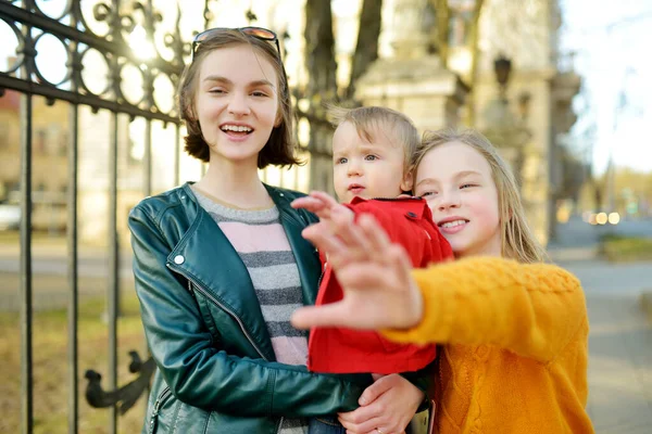 Portret Van Gelukkige Zussen Broer Straat — Stockfoto