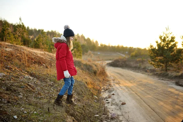 Carino Ragazza Diverte Durante Escursione Nella Foresta Nella Bella Giornata — Foto Stock