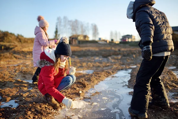 Gruppo Bambini Che Giocano Con Pozzanghere Ghiaccio Sottili Formatesi Sul — Foto Stock