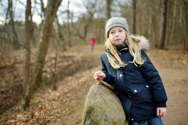 Sevimli Genç Kız Eğleniyor Orman Yürüyüşü Sırasında Güzel Kış Gününde — Stok fotoğraf