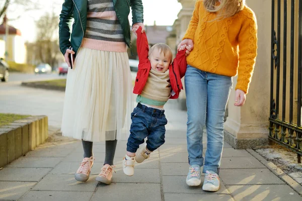 Bijgesneden Schot Van Oudere Zussen Hebben Plezier Met Broer Straat — Stockfoto