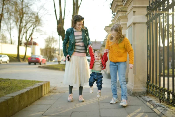 Oudere Zussen Hebben Plezier Met Broer Straat — Stockfoto