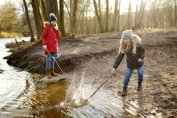 Filles Jouant Près Rivière — Photo