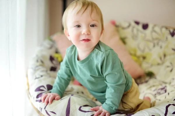 Adorable Bebé Niño Sentado Casa — Foto de Stock