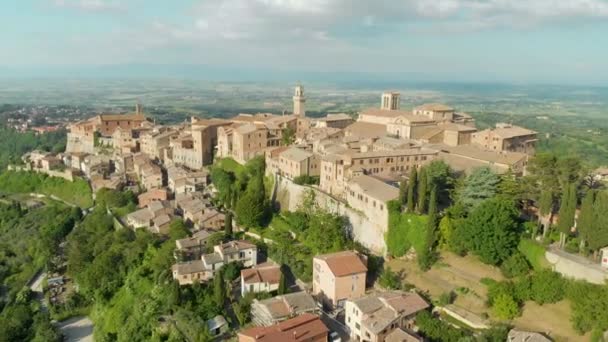 Vista aérea de la famosa ciudad de Montepulciano en el día de verano — Vídeos de Stock