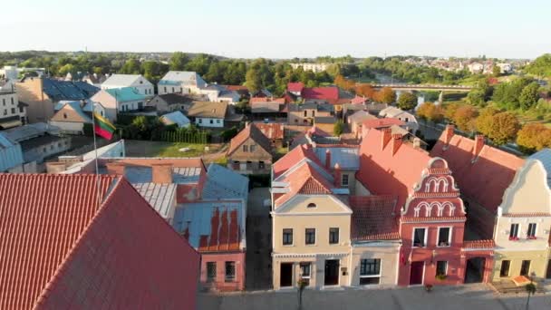 Vista aérea de la Plaza del Mercado Viejo en la ciudad de Kedainiai, Lituania — Vídeo de stock
