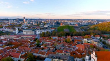 Güneşli bir sonbahar akşamında güzel Vilnius şehri eski kasaba panoraması