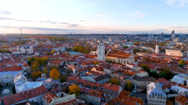 Piękna panorama miasta Wilno Stare miasto w słoneczny jesienny wieczór — Wideo stockowe