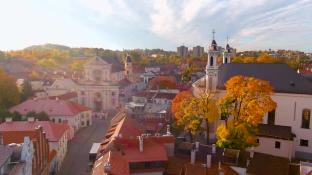 Vacker antenn utsikt över Vilnius stad Gamla stan i en solig höstmorgon — Stockvideo