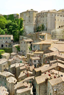 Sorano 'nun çatıları. Eski bir ortaçağ kasabası. Lente Nehri' nin üzerindeki bir tüy taşına asılmış. Etrüsk mirası. Grosseto ili, Toskana, İtalya.