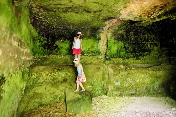 Dos Niños Explorando Antiguas Cuevas Excavadas Roca Toba Utilizadas Para —  Fotos de Stock