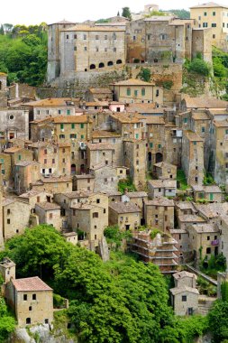 Sorano 'nun çatıları. Eski bir ortaçağ kasabası. Lente Nehri' nin üzerindeki bir tüy taşına asılmış. Etrüsk mirası. Grosseto ili, Toskana, İtalya.