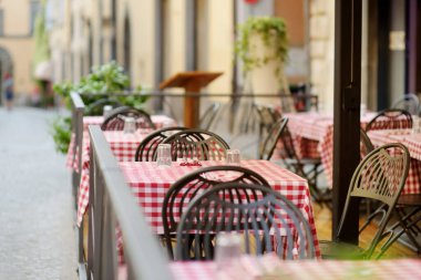 Orvieto 'da bir ortaçağ kasabası olan açık hava restoran masası, Tuff uçurumlarının neredeyse dikey yüzeyinden yükseliyor ve Umbria, İtalya' daki üzüm bağları ve şaraphaneleriyle çevrili..
