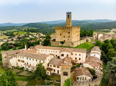 Casentino Vadisi 'nin en büyük kasabası olan Toskana' nın Arezzo ilindeki Bibbiena kasabasının hava manzarası. Ortaçağ şatosuna dönüşen önemli bir Etrüsk kasabası..