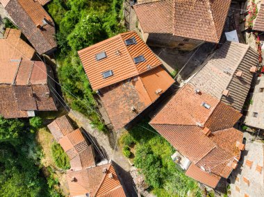 Pratomagno 'nun doğu yamaçlarında yer alan ve kestane ormanlarıyla çevrili güzel Raggiolo köyünün hava manzarası. Raggiolo İtalya 'nın en güzel köylerinden biri olarak sınıflandırıldı..