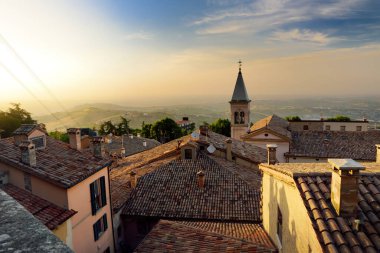 San Marino 'nun çatılarından San Marino' nun güzel günbatımı manzarası ve Emilia-Romagna bölgesi..