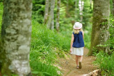 Avrupa 'nın en büyük ormanlarından biri olan Casentino laik ormanında La Verna Sığınağı' nın etrafındaki Chiusi della Verna patikasını takip eden genç bir kız. Foreste Casentinesi, Toskana, İtalya.