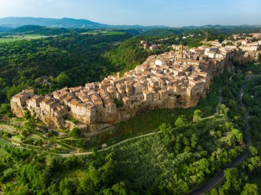 Küçük Kudüs olarak bilinen volkanik tufa sırtı üzerindeki Pitigliano kasabasının hava manzarası. Etrüsk mirası, Grosseto, Toskana, İtalya.