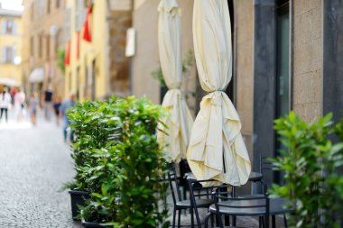 Orvieto 'da bir ortaçağ kasabası olan açık hava restoran masası, Tuff uçurumlarının neredeyse dikey yüzeyinden yükseliyor ve Umbria, İtalya' daki üzüm bağları ve şaraphaneleriyle çevrili..