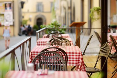 Orvieto 'da bir ortaçağ kasabası olan açık hava restoran masası, Tuff uçurumlarının neredeyse dikey yüzeyinden yükseliyor ve Umbria, İtalya' daki üzüm bağları ve şaraphaneleriyle çevrili..