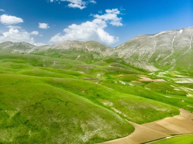 Piyano Grande 'nin havadan görünüşü, Monti Sibillini dağlarının geniş karstik yaylası. Monti Sibillini Ulusal Parkı 'nın güzel yeşil alanları, Umbria, İtalya.