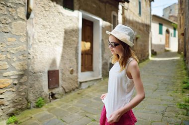 Sorano 'yu keşfeden sevimli genç turist kız. Lente Nehri' nin üzerindeki bir tüy taşına asılı antik bir ortaçağ kasabası. Etrüsk mirası. Grosseto ili, Toskana, İtalya.