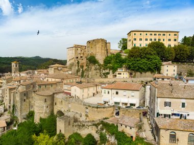Sorano 'nun havadan görünüşü. Eski bir ortaçağ kasabası. Lente Nehri' nin üzerindeki bir tüy taşına asılmış. Etrüsk mirası. Grosseto ili, Toskana, İtalya.