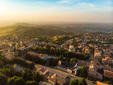 San Marino şehrinin çatılarından San Marino 'nun güzel hava günbatımı manzarası ve Emilia-Romagna bölgesi.