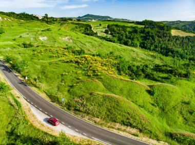 San-Marino mikro yapısını çevreleyen yeşil tarlaların ve tepelerin resimli hava manzarası. İtalya 'nın güzel Emilia-Romagna bölgesini geziyorum..