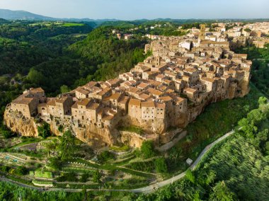 Küçük Kudüs olarak bilinen volkanik tufa sırtı üzerindeki Pitigliano kasabasının hava manzarası. Etrüsk mirası, Grosseto, Toskana, İtalya.