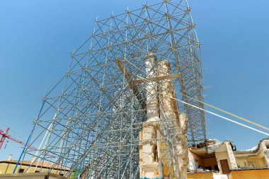 NORCIA, İtalya - 12 Haziran 2019: Norcia, Sibillini Dağları Ulusal Parkı 'nın göbeğinde yer alan ve 2016 yılındaki depremlerden ağır hasar gören bir kasaba. Sismik olaylar sonrasında binalar çöktü.